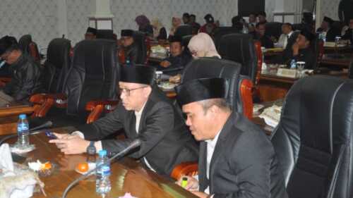 Anggota DPRD Karimun mengikuti rapat paripurna dengan agenda penyampaian pidato pengantar Rancangan Pembangunan Jangka Menengah Daerah (RPJMD) 2025-2029 oleh Bupati Iskandarsyah dalam rapat paripurna di gedung DPRD Karimun, Selasa (22/7/2025).