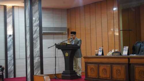 Bupati Karimun Ing H Iskandarsyah menyampaikan pidato pengantar Rancangan Pembangunan Jangka Menengah Daerah (RPJMD) 2025-2029 dalam rapat paripurna di gedung DPRD Karimun, Selasa (22/7/2025).