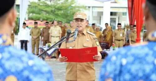 Bupati Inhil menyerahkan Surat Keputusan (SK) kepada 966 Aparatur Sipil Negara (ASN) lulusan IPDN