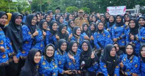 Bupati Inhil menyerahkan Surat Keputusan (SK) kepada 966 Aparatur Sipil Negara (ASN) lulusan IPDN