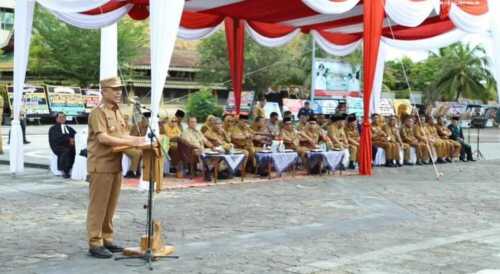 Bupati Inhil menyerahkan Surat Keputusan (SK) kepada 966 Aparatur Sipil Negara (ASN) lulusan IPDN