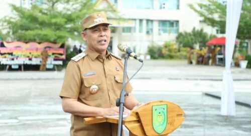 Bupati Inhil menyerahkan Surat Keputusan (SK) kepada 966 Aparatur Sipil Negara (ASN) lulusan IPDN