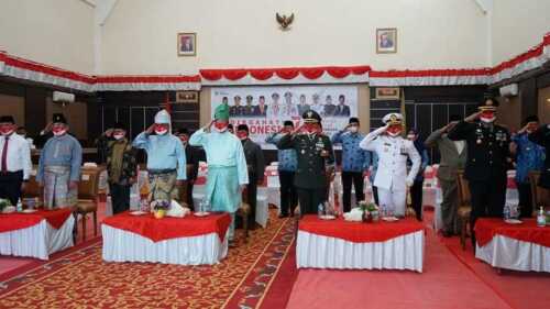 Menghadiri upacara penurunan bendera HUT RI ke-76 secara virtual