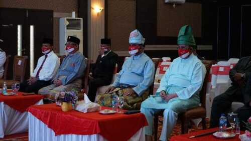 Menghadiri upacara penurunan bendera HUT RI ke-76 secara virtual