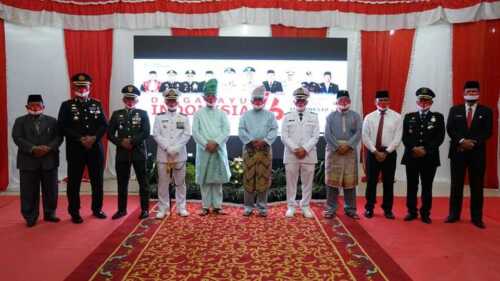 Menghadiri upacara penurunan bendera HUT RI ke-76 secara virtual