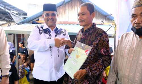 Penyerahan Sertifikat Tanah Pemutihan di Sei Lakam Barat
