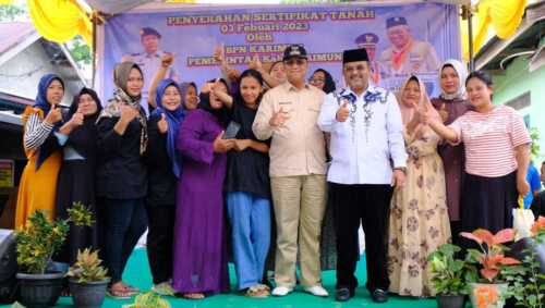 Penyerahan Sertifikat Tanah Pemutihan di Sei Lakam Barat