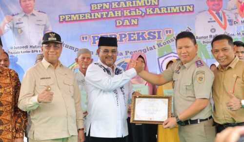 Penyerahan Sertifikat Tanah Pemutihan di Sei Lakam Barat