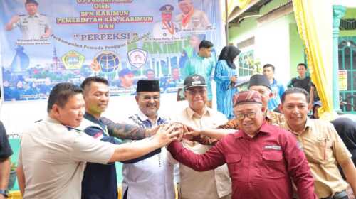 Penyerahan Sertifikat Tanah Pemutihan di Sei Lakam Barat