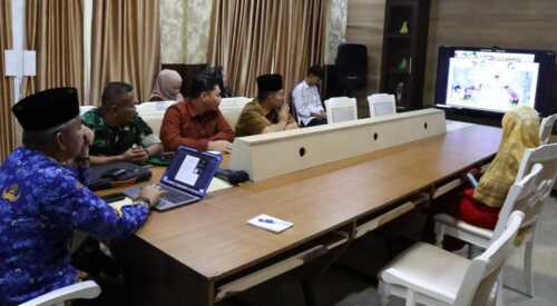 Rapat Koordinasi (Rakoor) Pengendalian Inflasi secara virtual yang dipimpin oleh Menteri Dalam Negeri (Mendagri) Tito Karnavian. Bupati Inhil diwakili Asisten Bidang Perekonomian dan Pembangunan Setda Inhil, Junaidi Ismail, bersama Tim Pengendalian Inflasi Daerah (TPID) Kabupaten Inhil mengikuti rakor ini dari Ruang Vidcon Dinas Kominfo Pers Kabupaten Inhil.