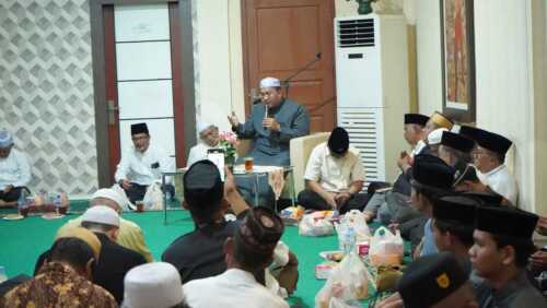 Ustadz Fernanda Ar-Rifqa memberikan tausiah sebelum berbuka puasa di kediaman Bupati dalam rangka silaturahmi Selasa (18/3/2025).