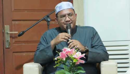 Ustadz Fernanda Ar-Rifqa memberikan tausiah sebelum berbuka puasa di kediaman Bupati dalam rangka silaturahmi Selasa (18/3/2025).