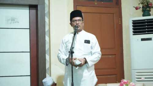 Bupati Indragiri Hilir (Inhil) Herman, diwakili Kepala Dinas Pangan Tanaman Pangan Holtikultura dan Peternakan (DPTPHP) Umar Hamdi, menyambut tamu di kediaman bupati dalam rangka silaturahmi dan buka puasa bersama, Selasa (18/3/2025).