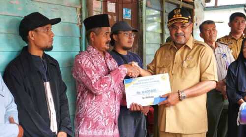 Bupati Karimun Serahkan Bantuan Korban Bencana Alam