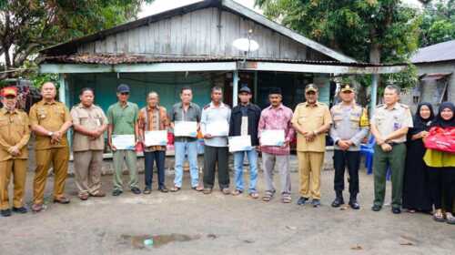 Bupati Karimun Serahkan Bantuan Korban Bencana Alam