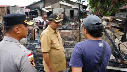 Bupati Karimun Serahkan Bantuan Korban Bencana Alam