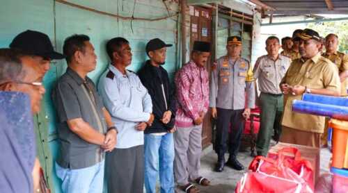 Bupati Karimun Serahkan Bantuan Korban Bencana Alam