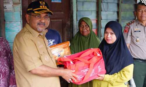 Bupati Karimun Serahkan Bantuan Korban Bencana Alam