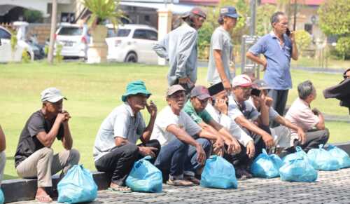 Bupati Karimun Salurkan Sembako Sopir dan TKBM Pelabuhan