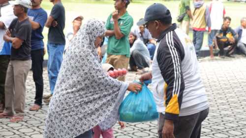 Bupati Karimun Salurkan Sembako Sopir dan TKBM Pelabuhan