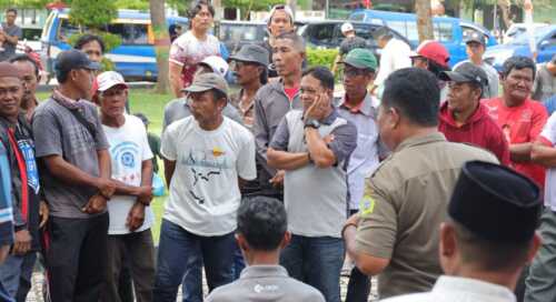 Bupati Karimun Salurkan Sembako Sopir dan TKBM Pelabuhan