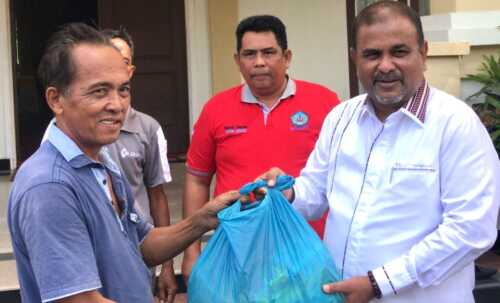 Bupati Karimun Salurkan Sembako Sopir dan TKBM Pelabuhan