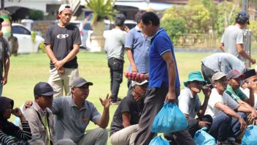 Bupati Karimun Salurkan Sembako Sopir dan TKBM Pelabuhan